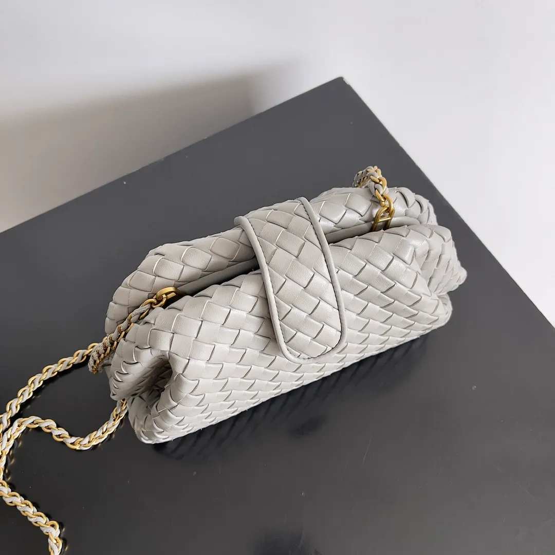 Batch 1880 BOTTEGA VENETA LAUREN 1980 small clutch bag is new! The small size that many people squat on is finally here. The self-adjustable zipper is a highlight of this bag. After being removed, it can be used as a handbag for important occasions. One bag unlocks two carrying methods at the same time. It is practical and has a unique sense of structure and beautiful lines. It is more elegant than a small cloud. It is a tribute to the classics and the pursuit of modernity. Style number: 804038 Size: 27*15*8cm
